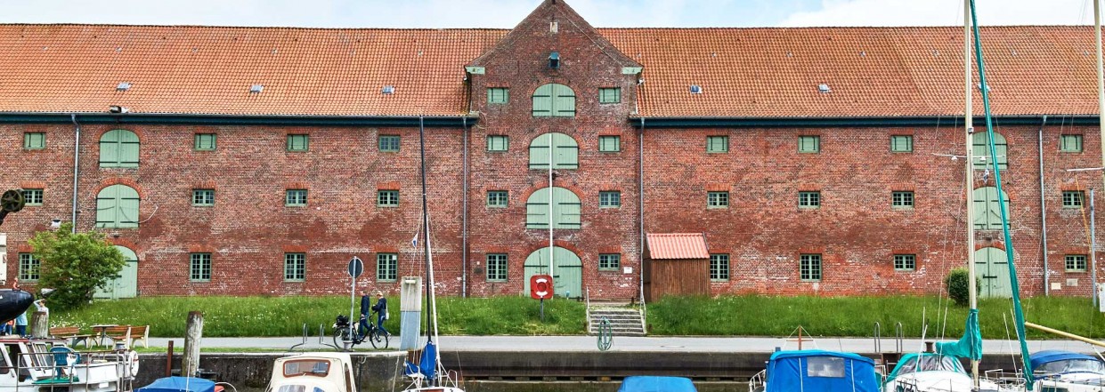 das historische Packhaus am Tönninger Hafen