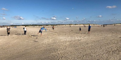 Winkingerschach spielen am Strand von SPO