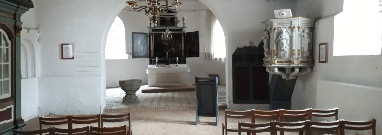 Altar und Taufstein in der Sommerkirche
