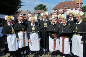 die Landfrauen in traditioneller Tracht