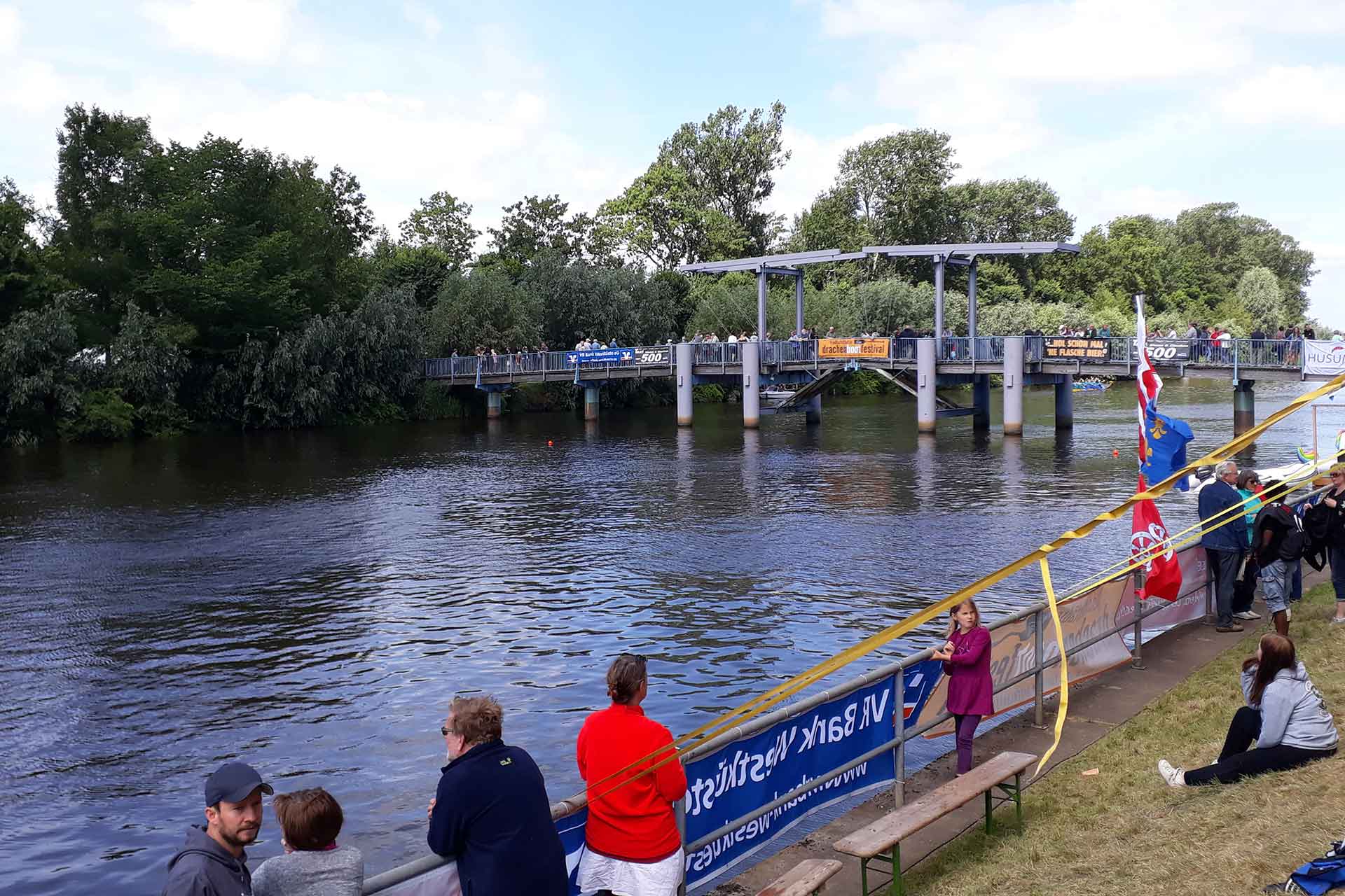 Die Blaue-Brücke führt über den Westersielzug