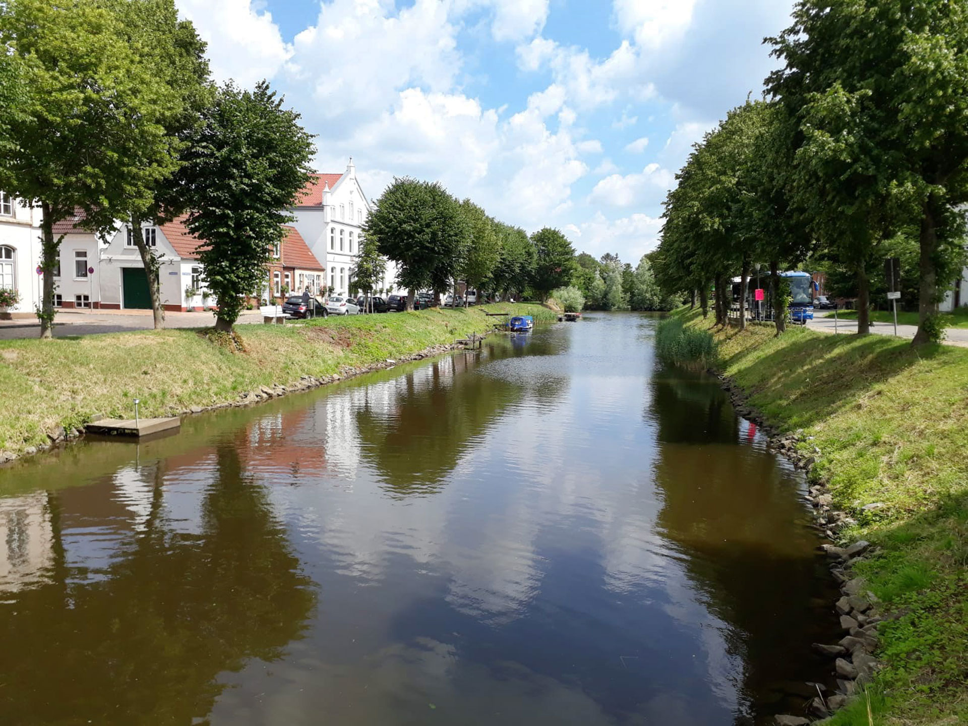 malerisch zieht sich der Fürstenburggraben durch Friedrichstadt