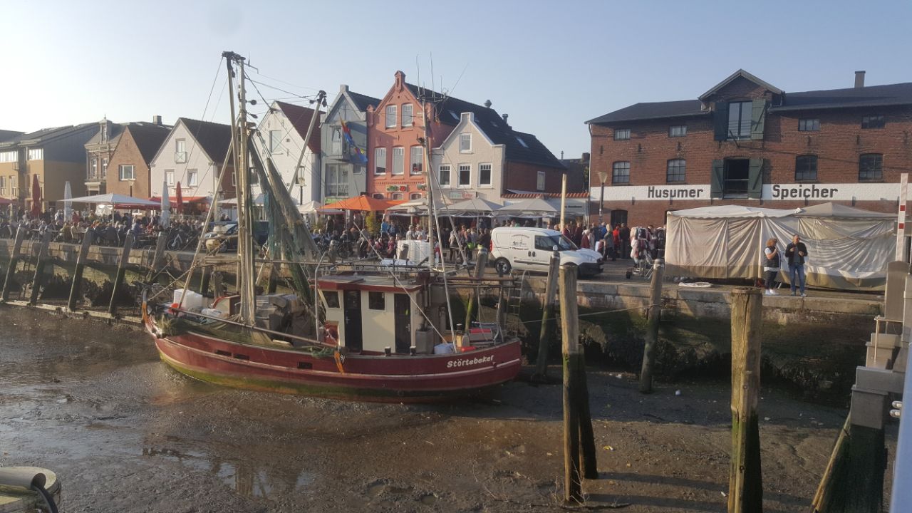 Krabbenkutter bei Ebbe im Binnenhafen