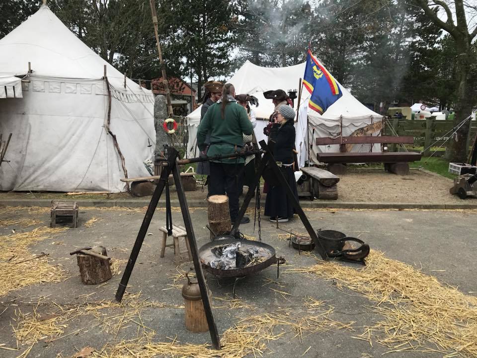 über der Feuerstelle werden Speisen zubereitet